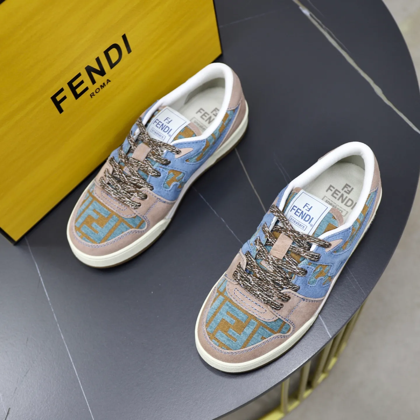 Ex-factory price: 640🔥Couple model (top original order) Brand: FENDI Size: 35-44 (customized for men 38 and 45) Grade: original order quality High version Material: Imported original cowhide stitching ➕ High-quality and comfortable lining Original TPU lightweight anti-slip outsole Style category: Travel fashion casual shoes Versatile trend